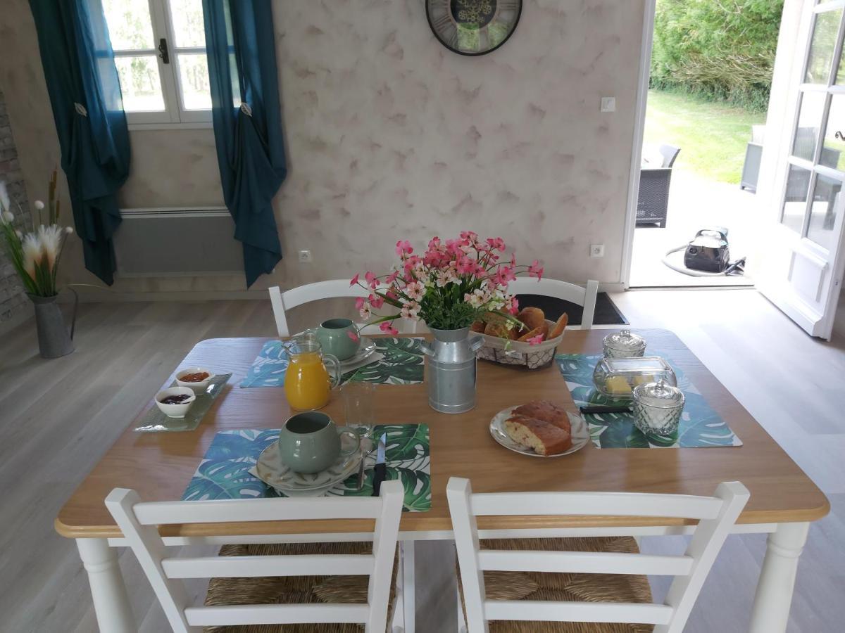 Le Bonheur Des Plumes Bed & Breakfast Montmartin-en-Graignes Екстериор снимка